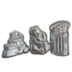 Lot of  3 Wilton Character Cake Pans Winnie the Pooh Oscar the Grouch & Garfield